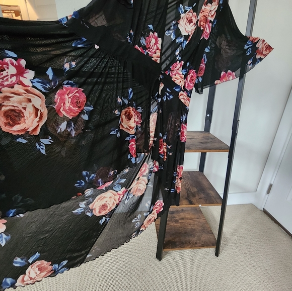 Black Wrap with peach and red roses - Picture 6 of 9